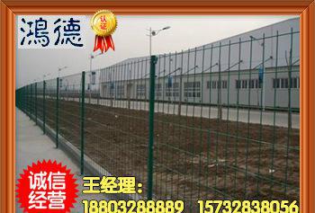 宣威市雙邊絲防護網(wǎng)、350絲浸塑不生銹3*1.8隔離柵大量現(xiàn)
